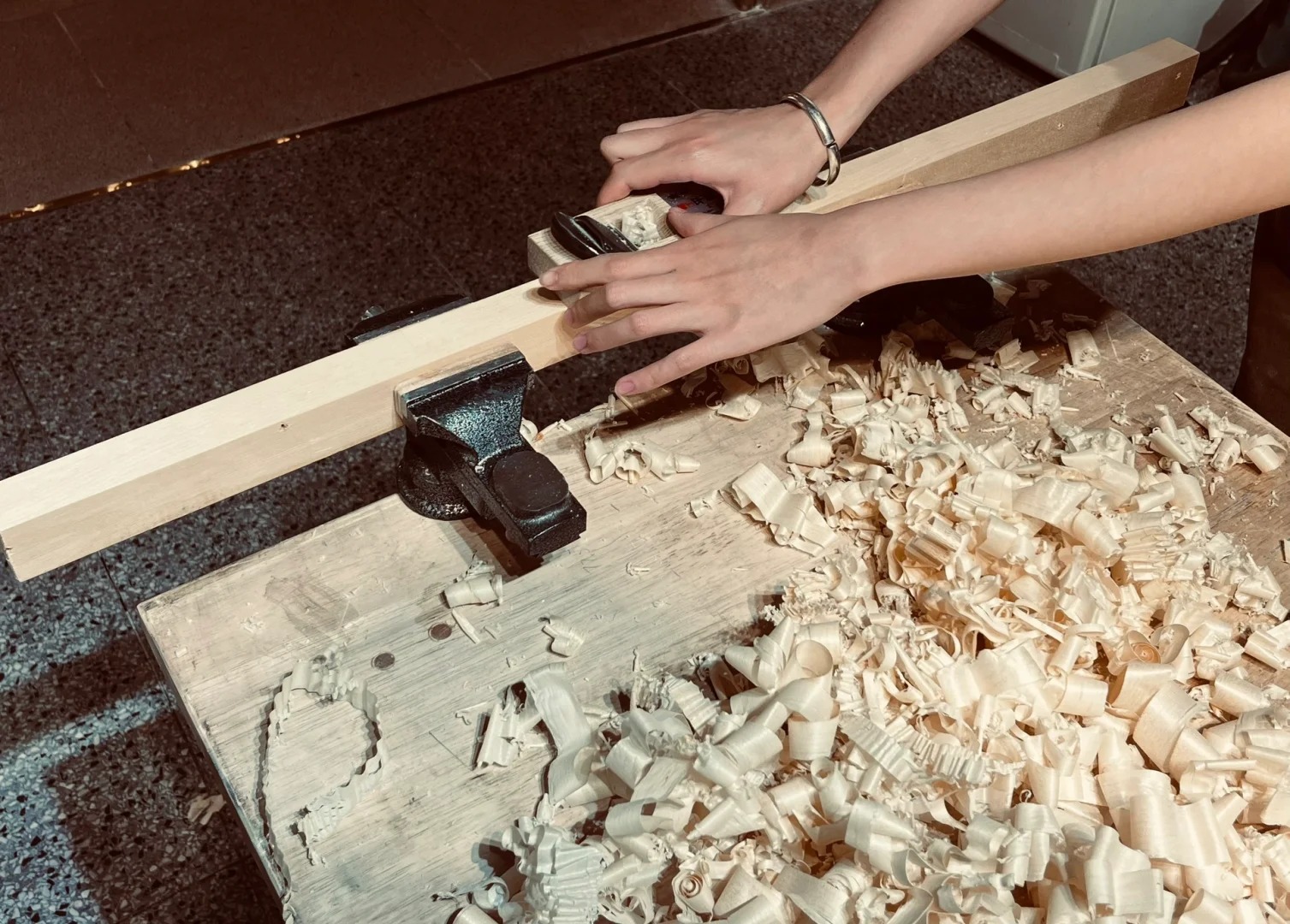 林涧木舍：在长长的木头上刨呀刨呀刨