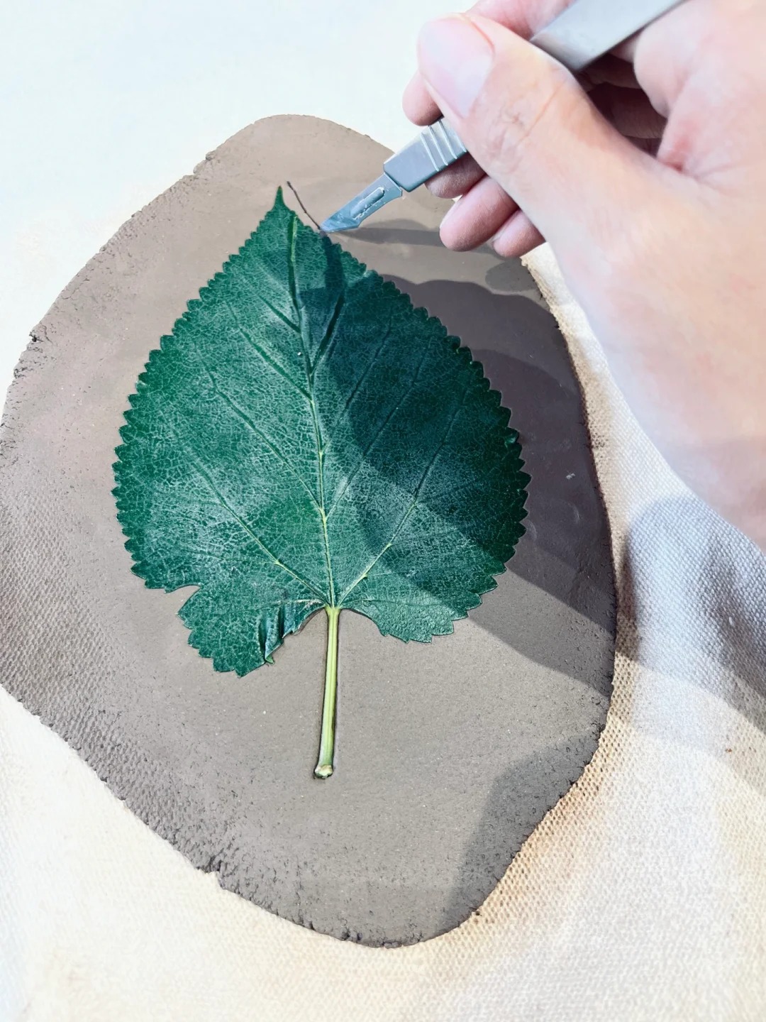 名煲陶艺：把树叶刻进泥里，就像把你刻在心里