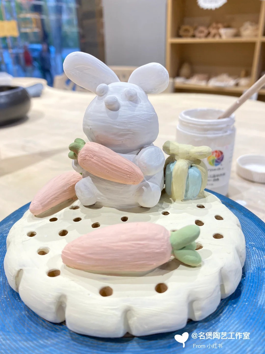 名煲陶艺：小兔几手机支架