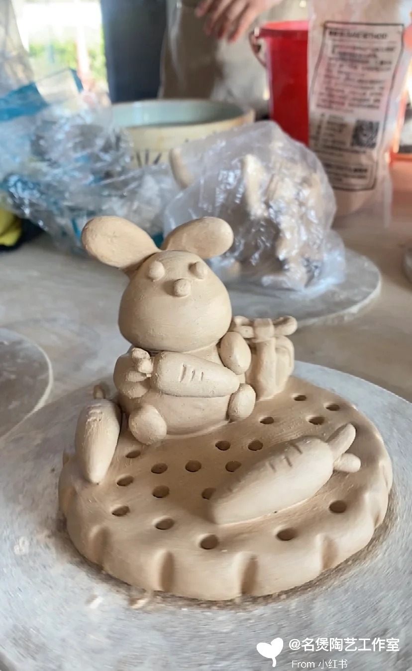 名煲陶艺：小兔几手机支架